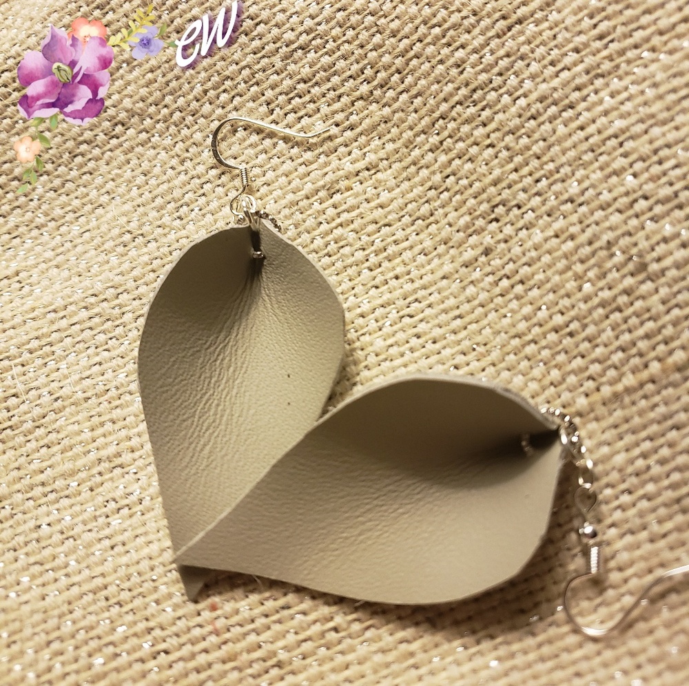 3/$10😍Tan leaf insp leather earrings, nickel free